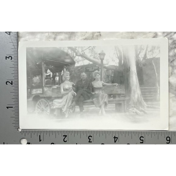 Knotts Berry Farm Found Photo Ghost Town Calico Belles Cecelia Marilyn Bench 50s - Picture 4 of 7